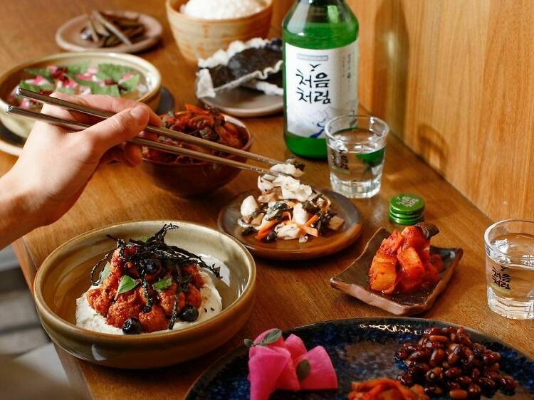 restaurante con comida coreana