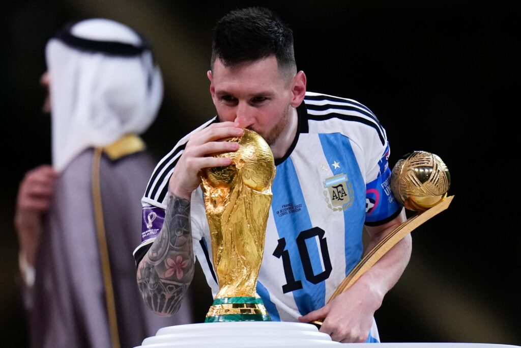 messi besando la copa campeona del mundo