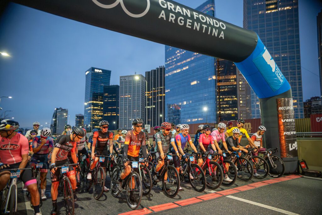 ciclistas empezando una carrera