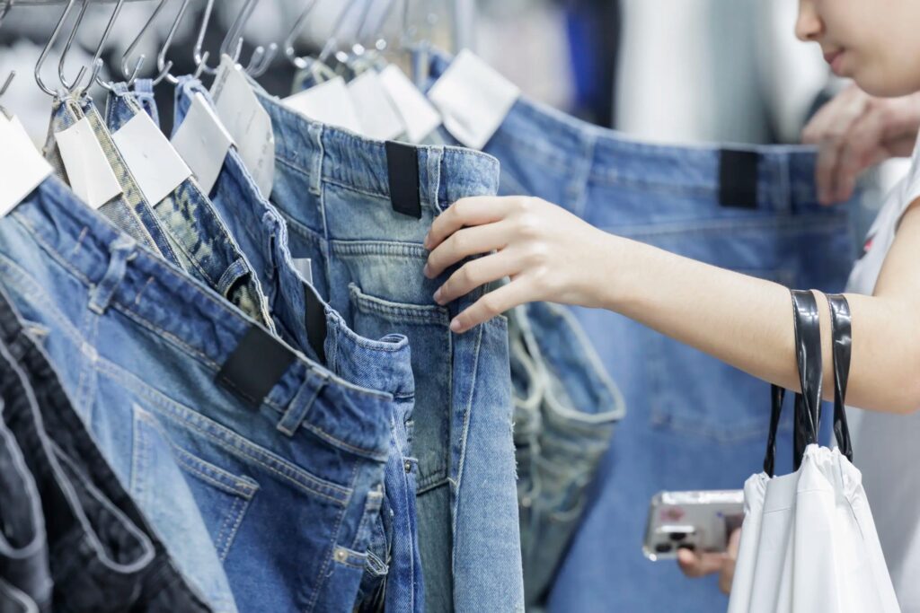 viendo jeans en oferta