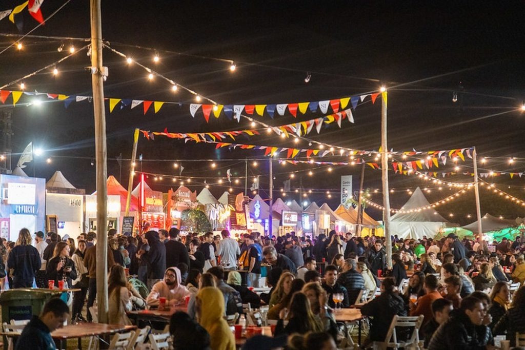 feria de noche con luces