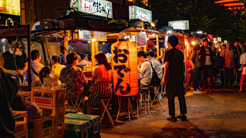 japoneses en un yatai